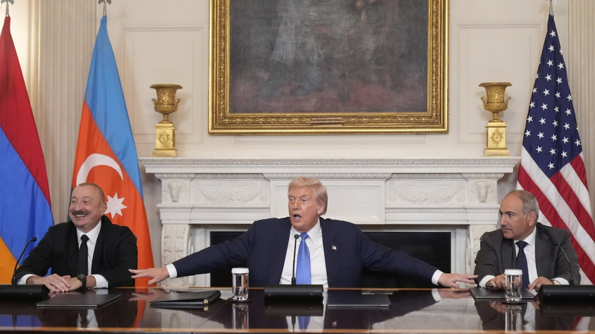 Aserbaidschans Präsident Ilham Alijew, Donald Trump und Armeniens Ministerpräsident Nikol Paschinjan am 8. August im Weißen Haus - AP