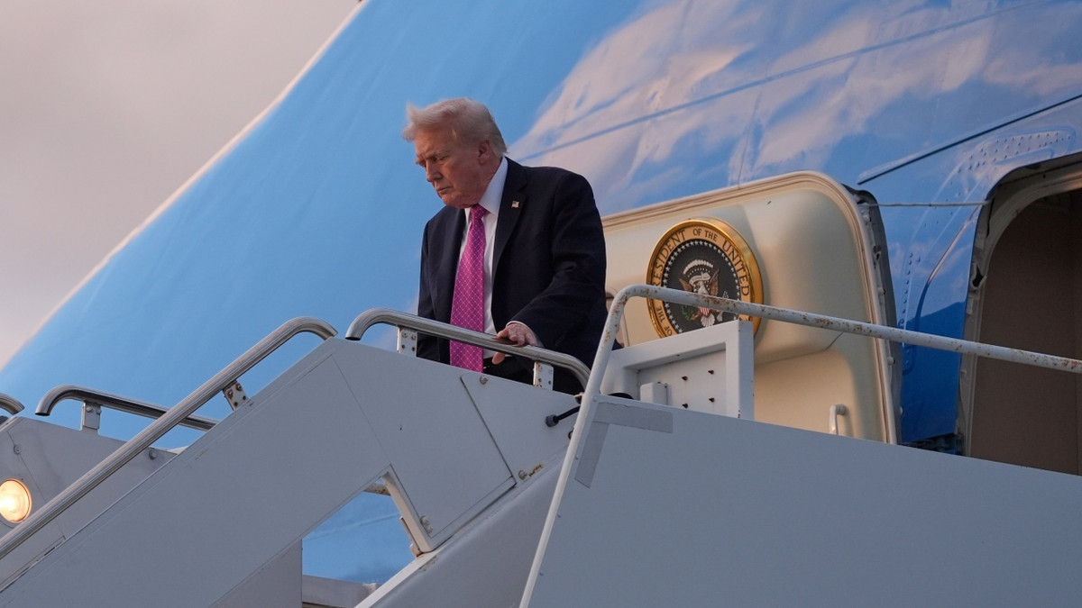 Donald Trump verlässt die Air Force One in West Palm Beach Ende Oktober. - AP