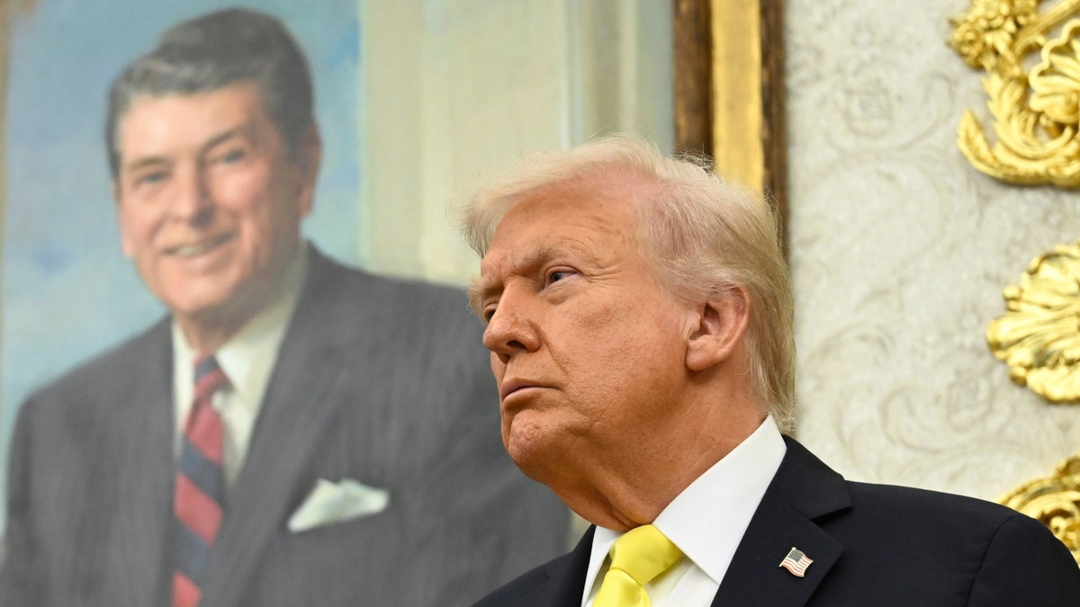 Donald Trump im Oval Office im Weißen Haus - AP