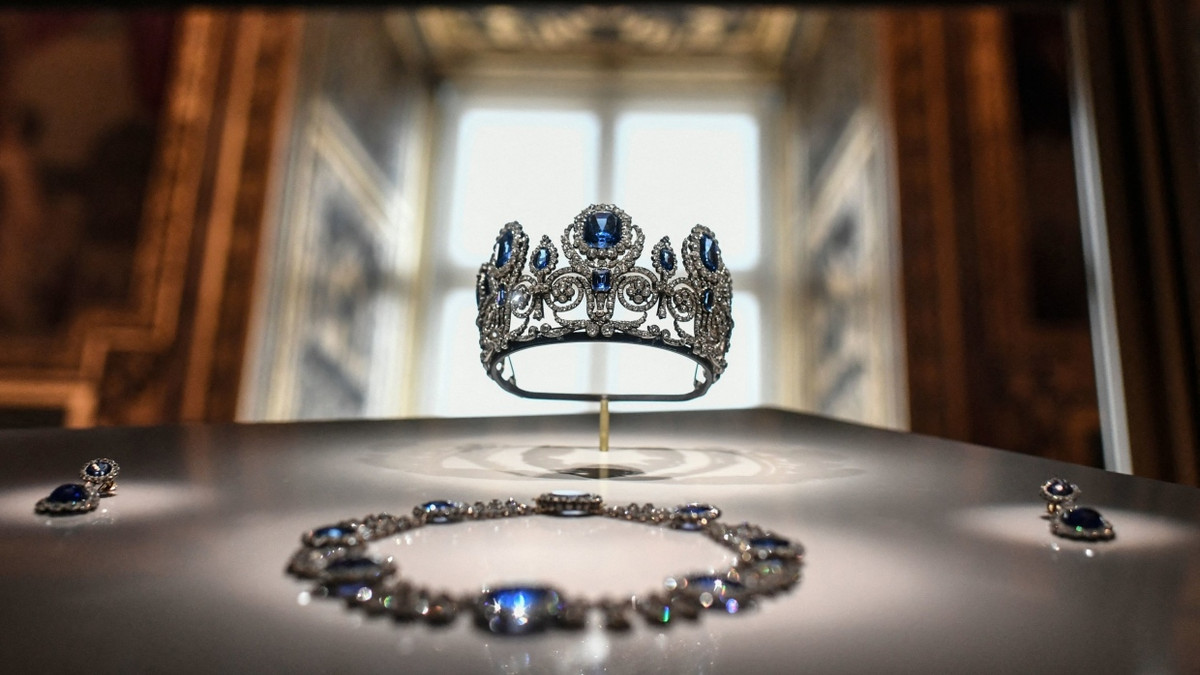 Diese Krone ist aus dem Museum Louvre gestohlen worden: Die „Parure de la reine Marie-Amelie et de la Reine Hortense“ (Schmuckstücke der Königin Marie-Amelie und der Königin Hortense). (Archivbild) - dpa