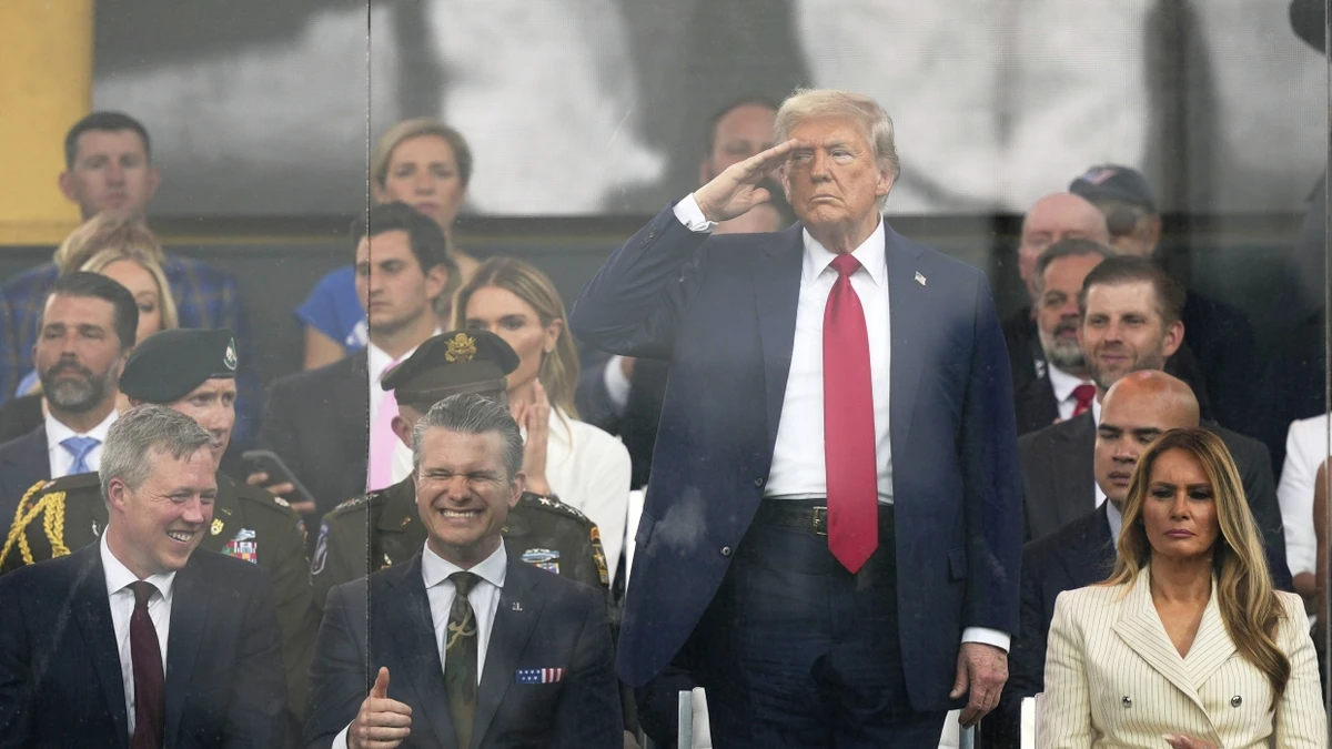 Der Präsident salutiert: Im Juni bekam Trump zu seinem Geburtstag eine Militärparade. Xi Jinpings Parade in Peking war jedoch größer. - AP