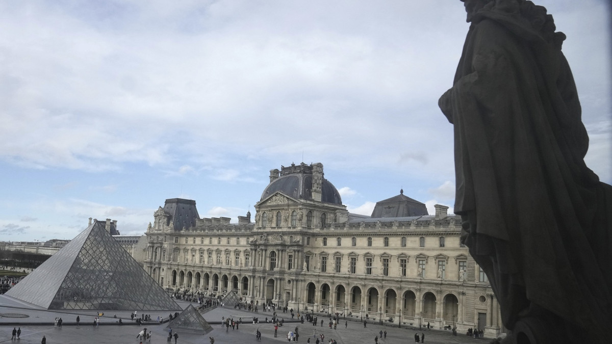 Blick auf den Innenhof des Louvre-Museums - dpa