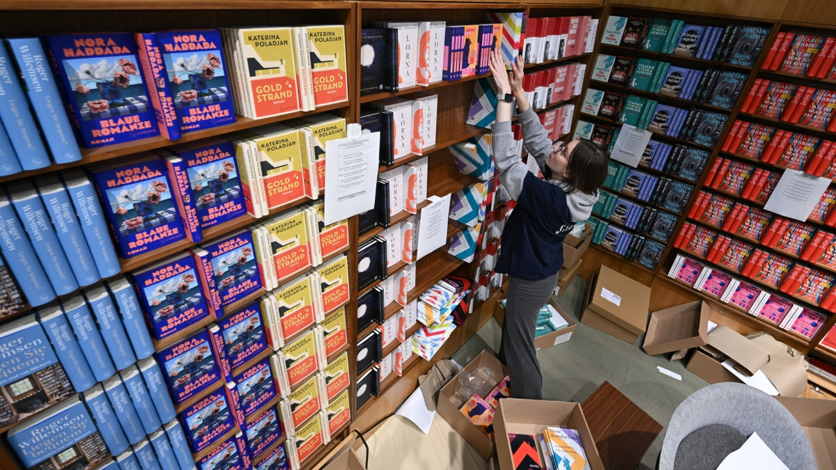 Aufbau für den Ansturm: Vorbereitung zur Frankfurter Buchmesse 2025 - dpa