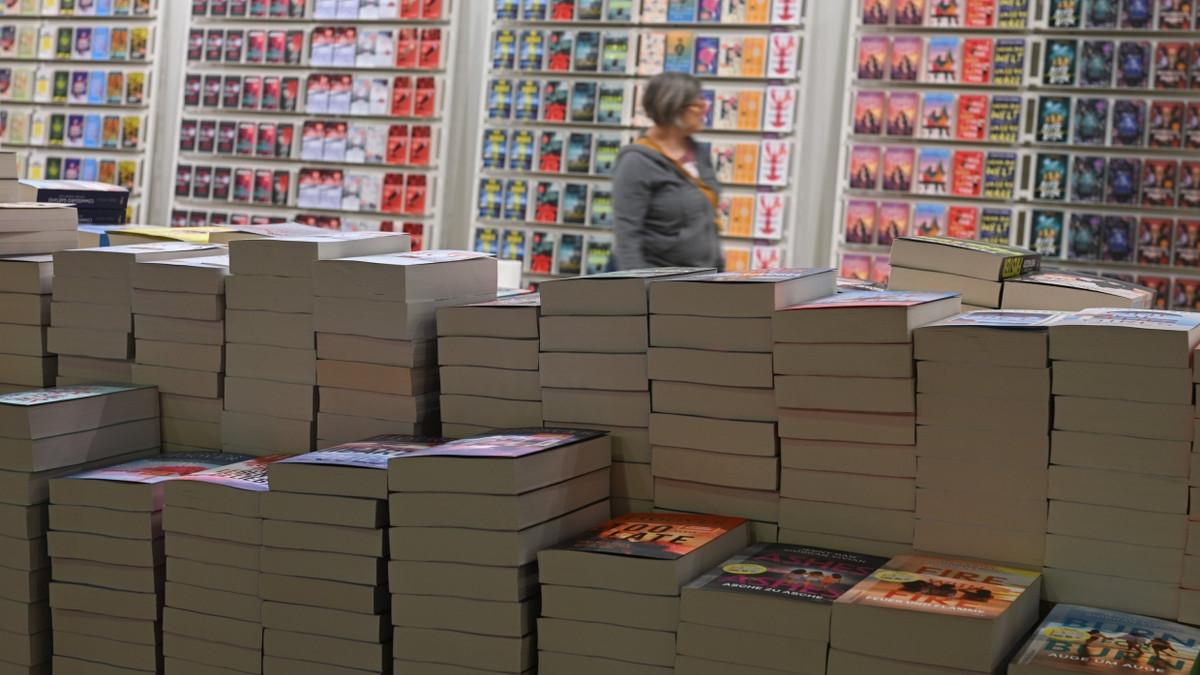 Auch die Frage, wie viele Exemplare eines Buchs es geben soll, muss ein erstes Mal geklärt werden, bevor das Buch gedruckt werden kann: Stapel auf der Frankfurter Buchmesse. - dpa
