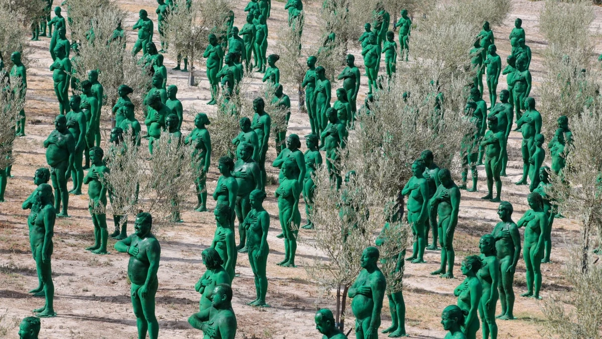 Für eine Kunstinstallation haben sich in Andalusien hunderte Menschen ausgezogen und grün bemalt fotografieren lassen. - EPA