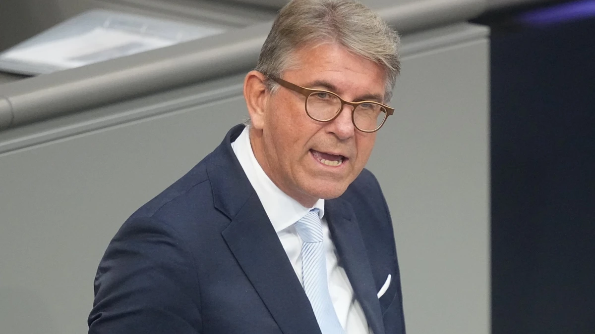 Antisemitismus befürchtet: Weimer begrüßt Böhmermanns Absage des Rapper-Konzerts