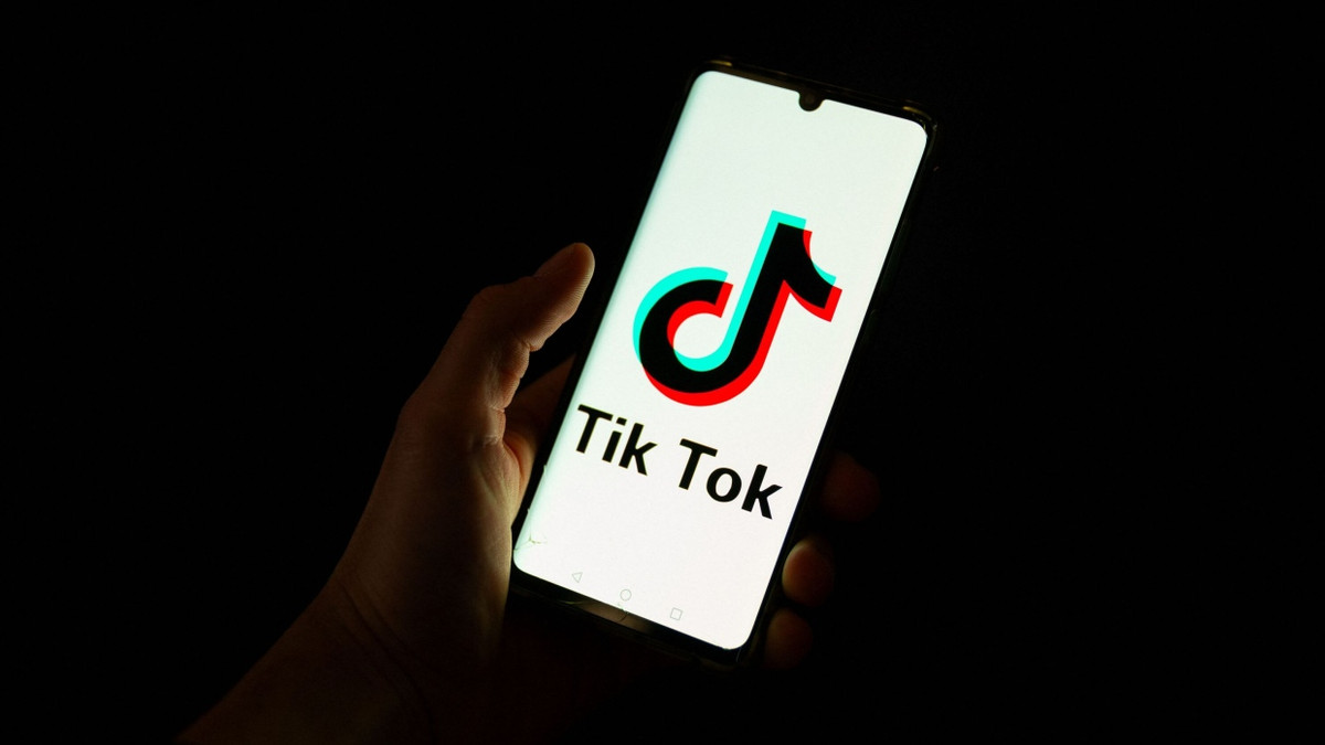 Das Tiktok-Logo ist au feinem Handy zu sehen. (Symbolbild) - AFP