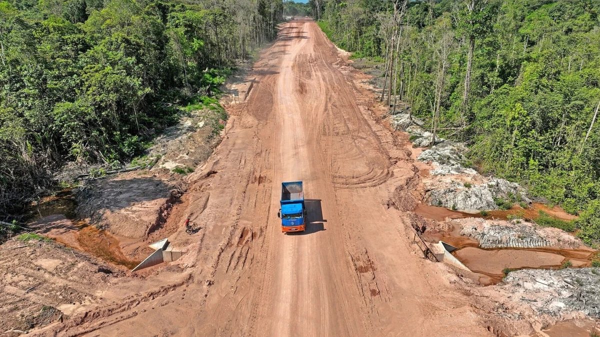 Eine Straßenbaustelle für die Weltklimakonferenz im November in Belem in Brasilien. - Bloomberg