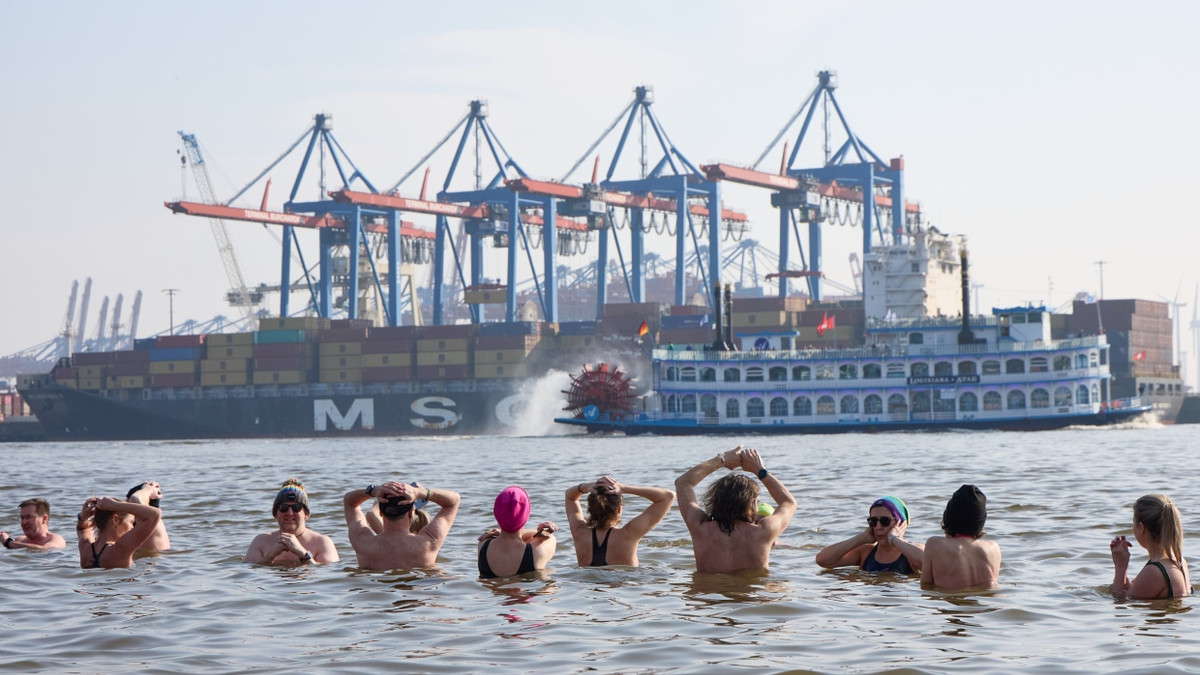 Eisbaden in der Elbe im Frühjahr dieses Jahres: In Hamburg sind die Menschen zufriedener als anderswo. - dpa