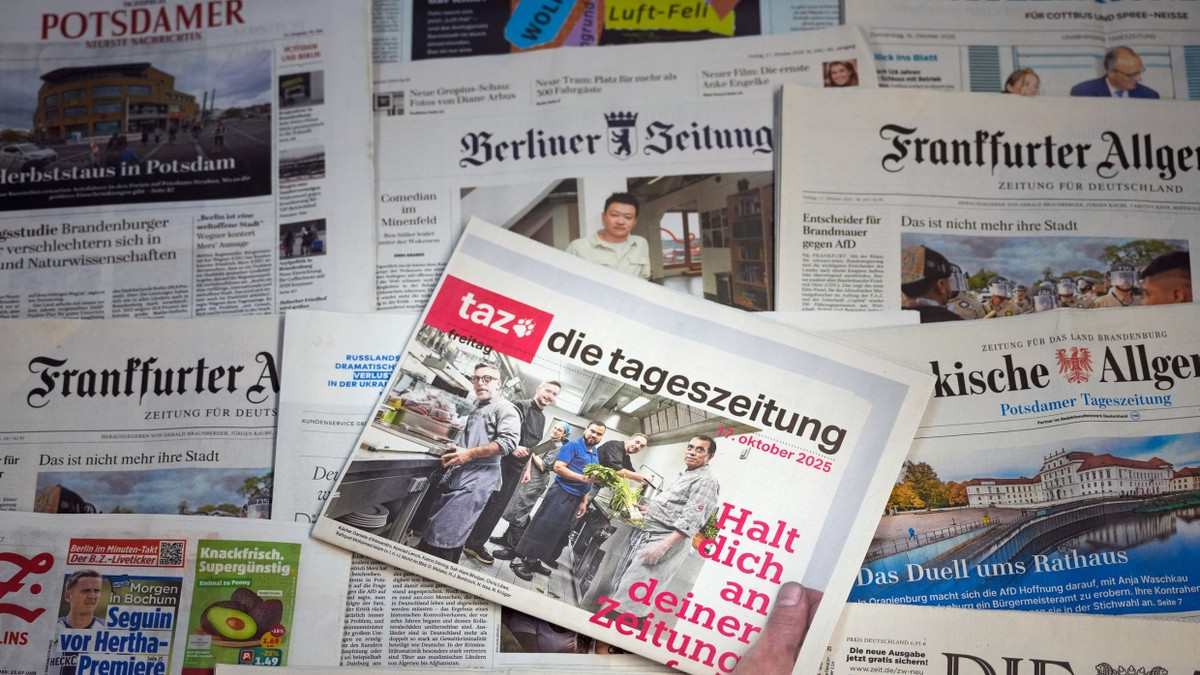 „Halt dich an deiner Zeitung fest“: die letzte Werktagsausgabe der „taz“ auf Papier. - dpa