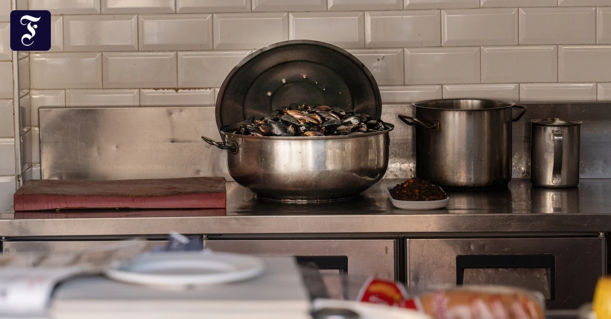 Trag-die-in-Istanbul-Hamburger-Mutter-und-Kinder-werden-in-der-T-rkei-beigesetzt