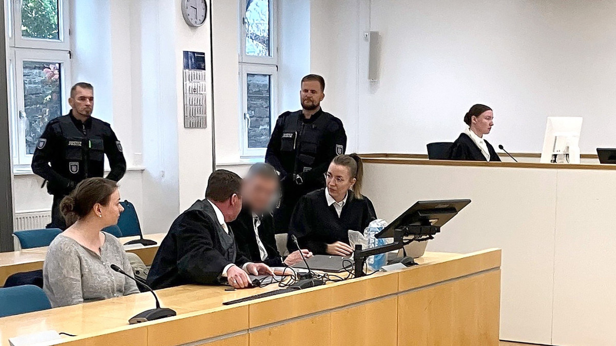 Der Angeklagte zwischen seinen Verteidigern am Dienstag im Gerichtssaal in Erfurt - dpa