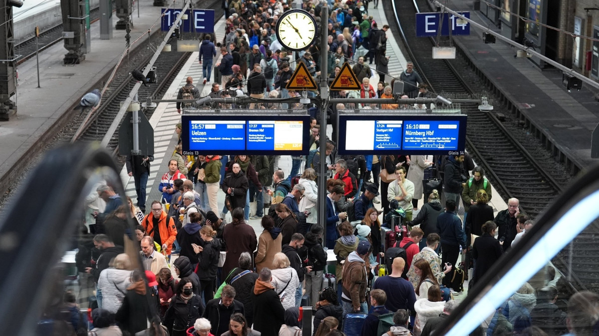 Fahrgäste warten am Bahnsteig auf ihren Zug im Hamburger Hauptbahnhof. Wegen eines Kabelschadens ist der Zugverkehr dort beeinträchtigt. - dpa