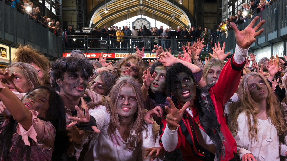 Halloween: 150 Zombies tanzen zu „Thriller“ im Hamburger Hauptbahnhof Halloween: 150 Zombies tanzen zu „Thriller“ im Hamburger Hauptbahnhof