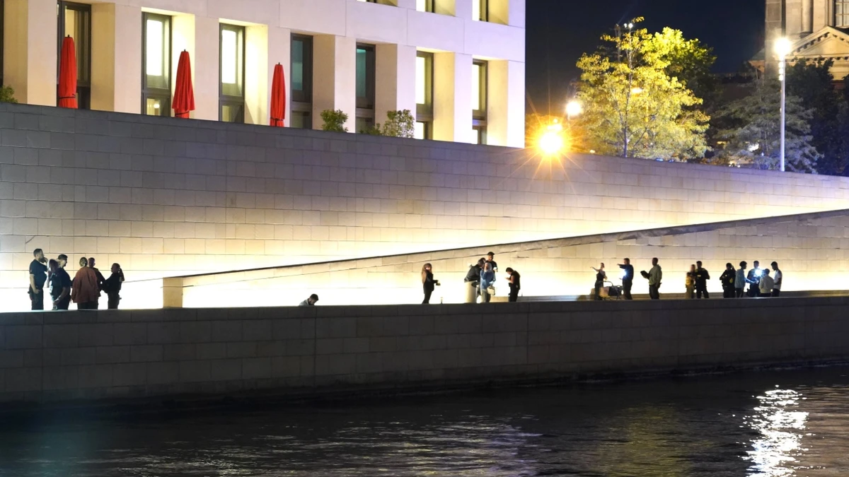 Einsatzkräfte der Polizei stehen in der Nacht zum Samstag vor dem Humboldt-Forum am Ufer der Spree. - dpa