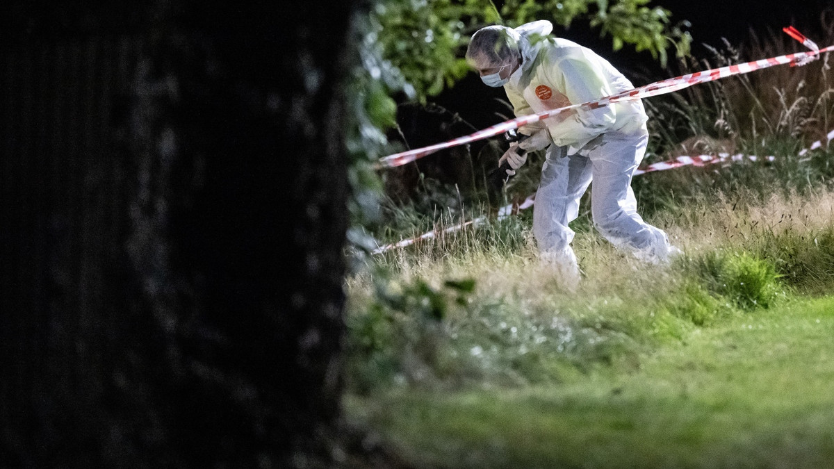Spurensicherer der Polizei in einem Wald (Symbolbild). - dpa