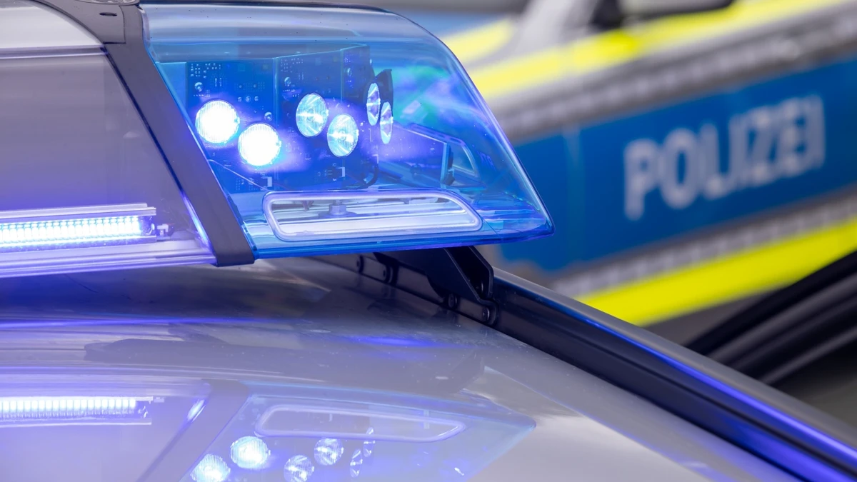 Ein Blaulicht leuchtet auf dem Dach eines Polizeifahrzeugs. - dpa