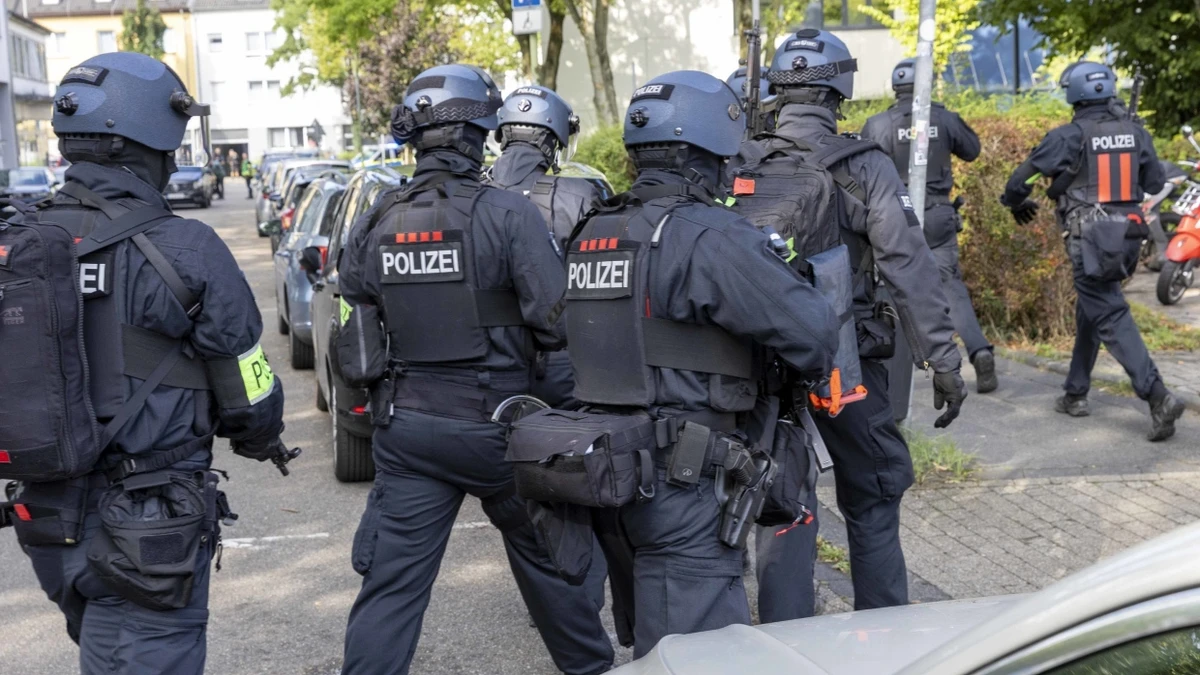 Polizisten sind an einem Berufskolleg in Essen im Einsatz. - dpa