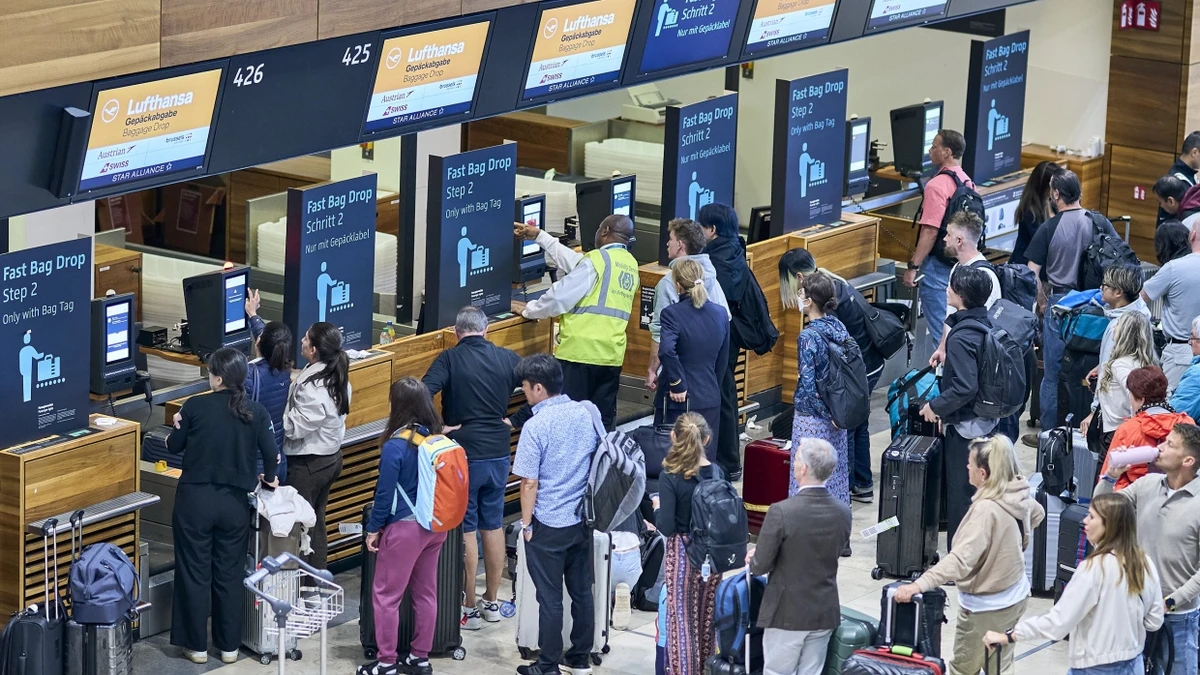Auswirkungen eines Hackerangriffs: Zahlreiche Fluggäste warten vor den Check-in-Schaltern im Terminal 1 des Flughafens Berlin Brandenburg. - dpa