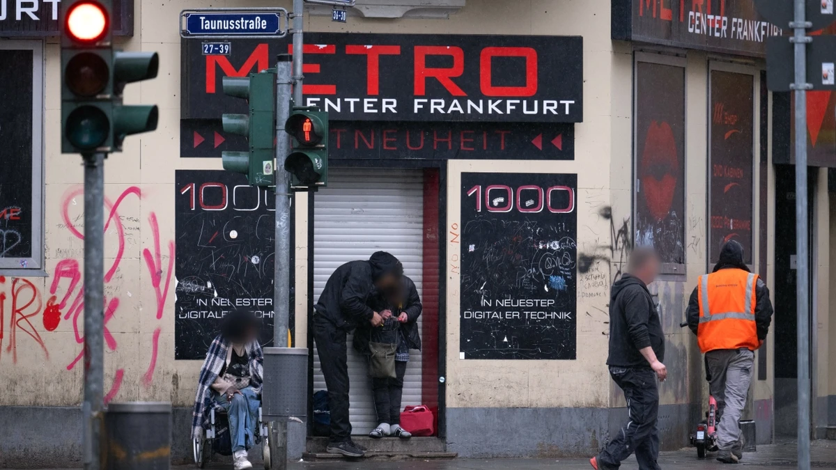 Alltag: Drogenkonsumenten hantieren in einem Hauseingang im Bahnhofsviertel mit Crack - dpa
