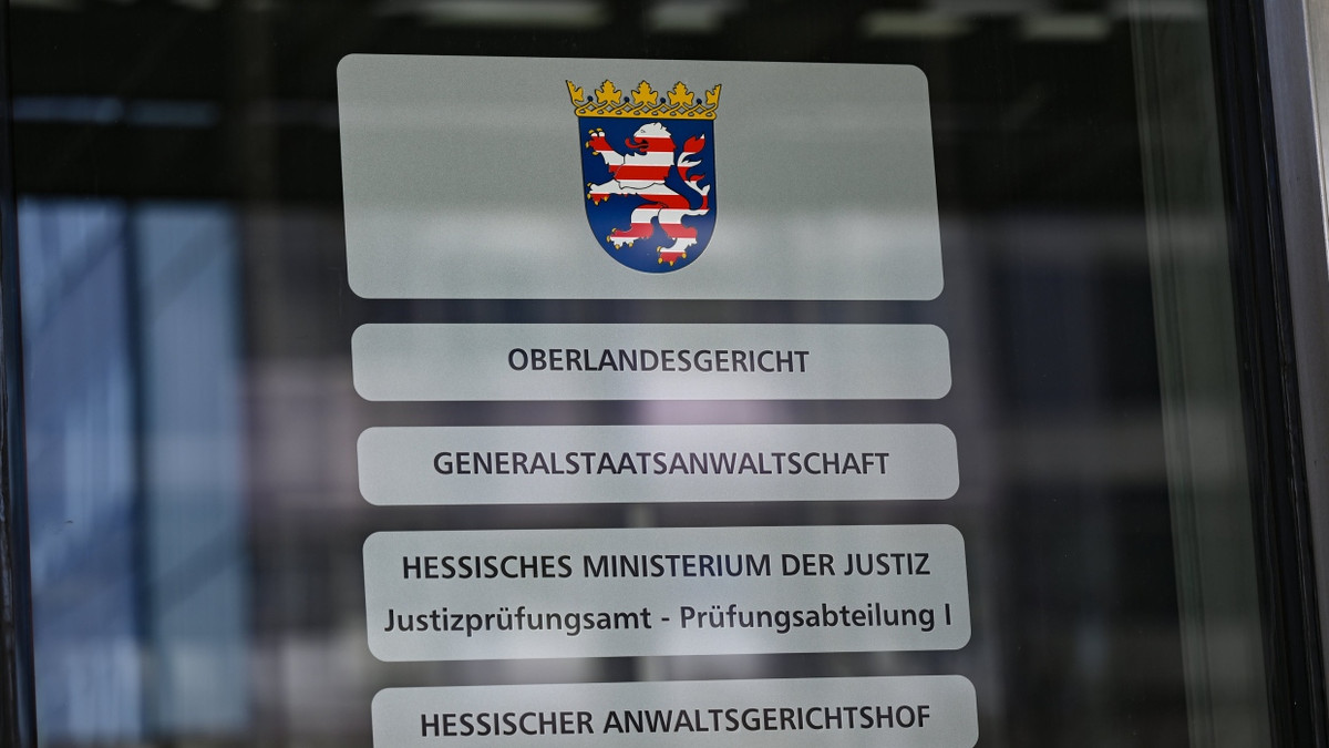 Der Eingang des Frankfurter Oberlandesgerichts - dpa