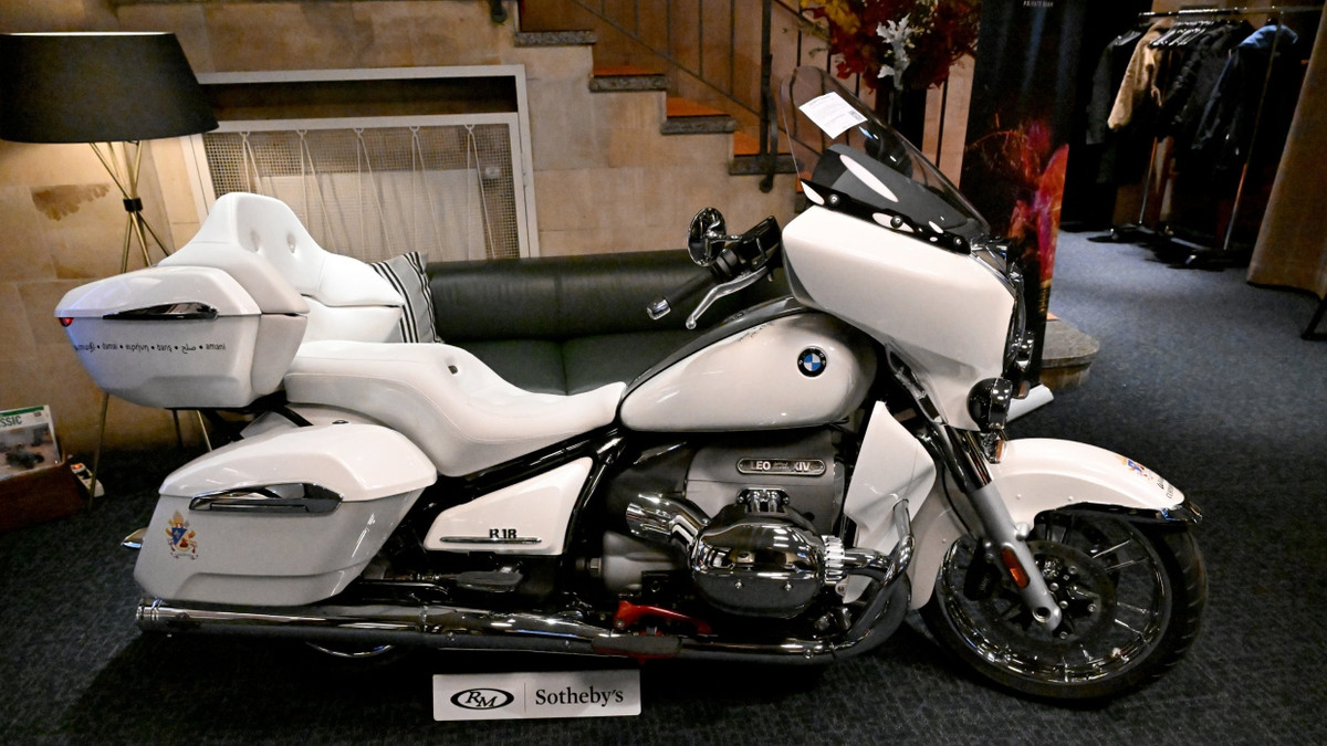 Das „Papst-Motorrad“ (BMW R 18 Transcontinental) ist im Drivers & Business Club ausgestellt. - dpa