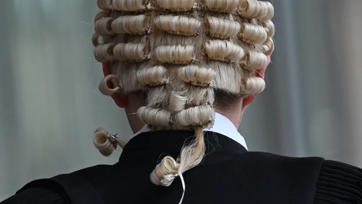 Standesgemäß: Für Prozessanwälte in England gehört das Tragen einer Perücke vor Gericht dazu. - dpa
