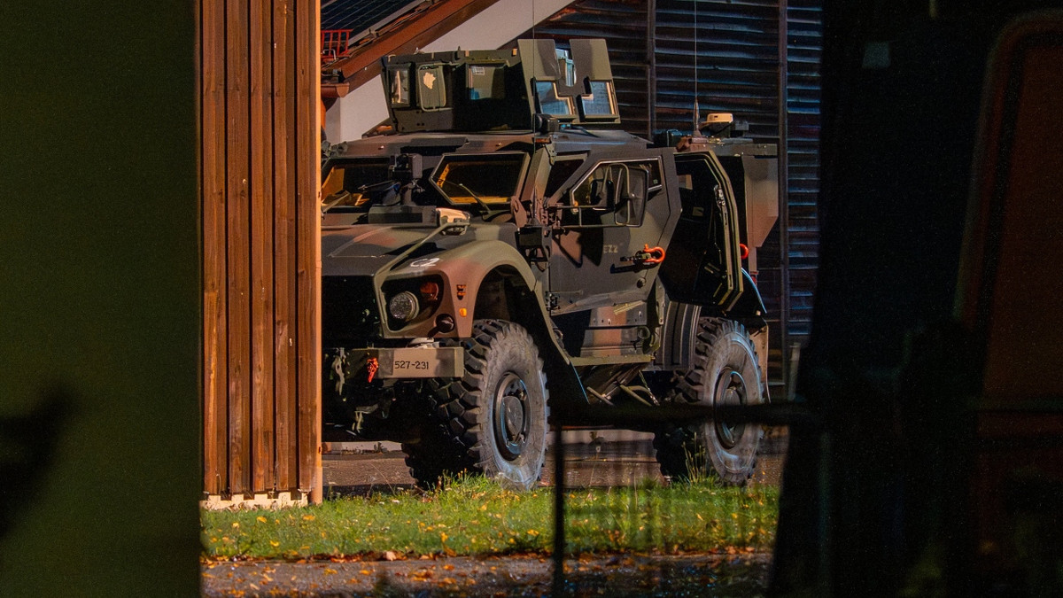 Ein gepanzertes Bundeswehrfahrzeug steht in der Nähe des Einsatzortes in Erding, Oberbayern - dpa