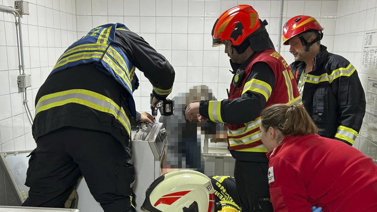 In Mödling befreien Feuerwehrleute ein 13 Jahre altes Mädchen aus einem Wäschetrockner, in den es hineingeklettert war. - dpa