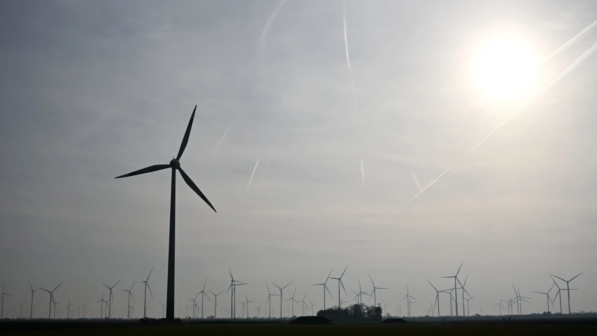Die Windräder drehten sich im ersten Halbjahr langsamer. Dafür gab es mehr Sonnenstunden. - dpa