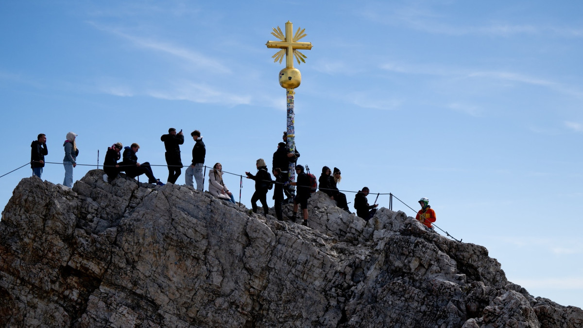 Zugspitze cross removed for repairs