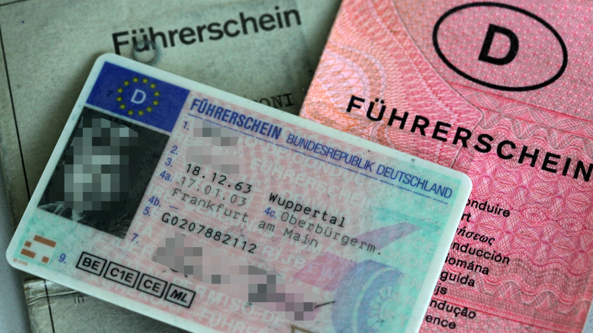 Fast jeder Zweite fällt durch die theoretische Führerscheinprüfung. - dpa