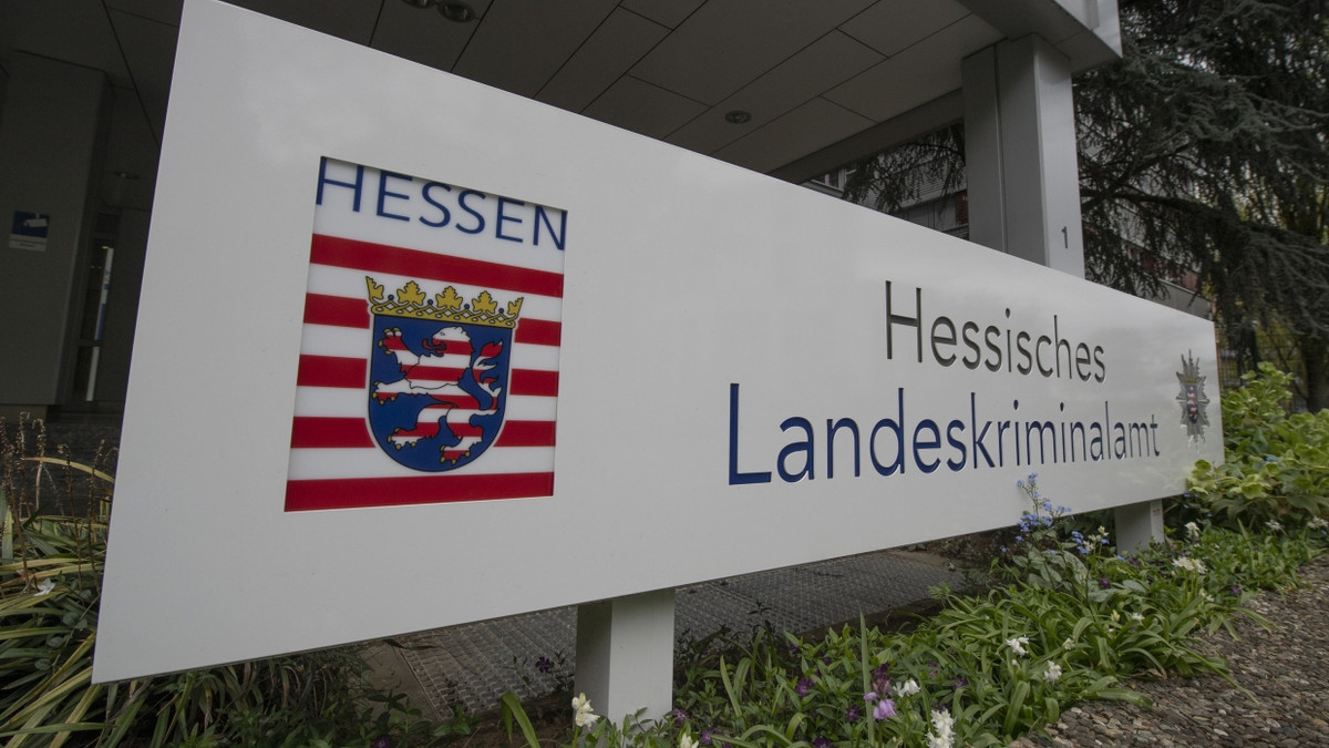 Wegweiser zum Hessischen Landeskriminalamt in Wiesbaden - dpa