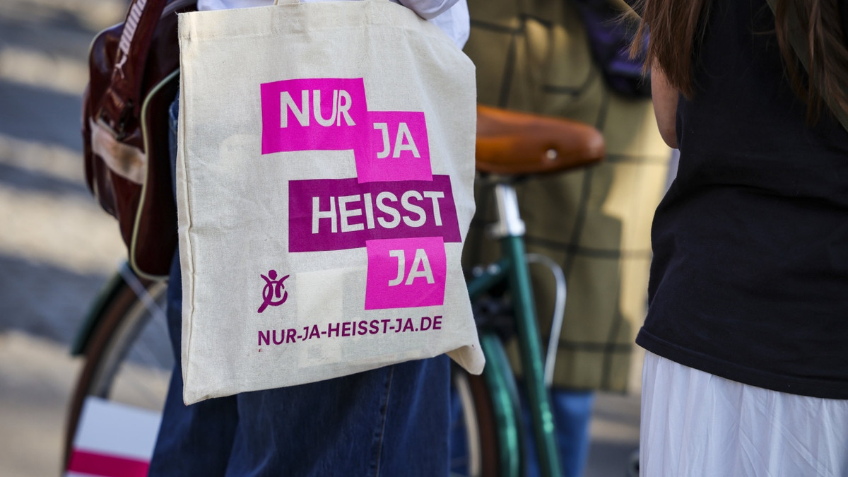 Bei einer Demo anlässlich des Internationalen Frauentages trägt eine Teilnehmerin eine Stofftasche mit der Aufschrift „Nur ja heisst ja“ (Archivbild) - dpa