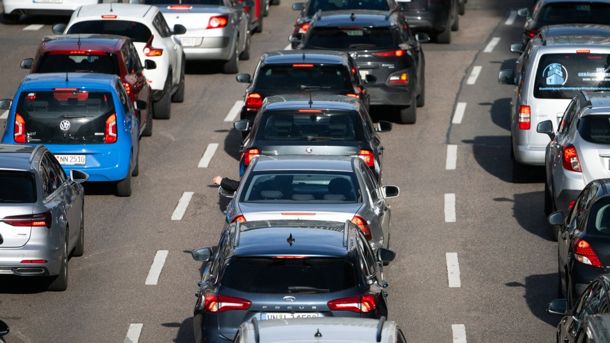 Stillstand am Morgen: Auf der A5 gibt es mehrere lange Staus - dpa