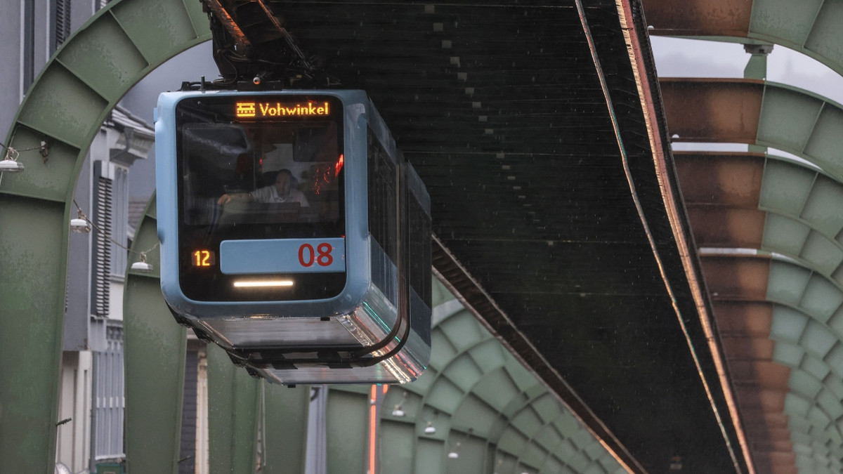 Ein Zug der Wuppertaler Schwebebahn fährt über einer Strasse im Stadtteil Vohwinkel. - dpa
