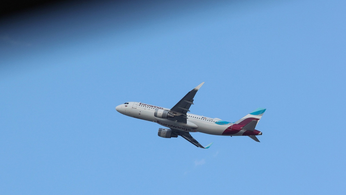 Eine Maschine der Fluggesellschaft Eurowings startet am Hamburger Flughafen vor blauem Himmel. (Archivbild) - dpa