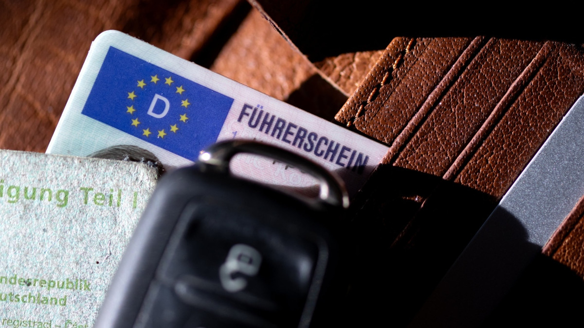 Los geht’s: Fahrerlaubnis, Fahrzeugschein und Autoschlüssel liegen nebeneinander (Illustration) - dpa