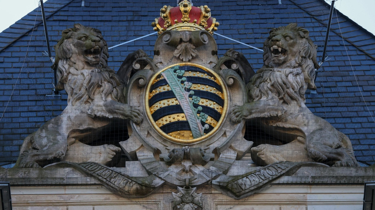 Das königlich-sächsische Wappen ist auf dem Dach des Landgerichts Zwickau zu sehen. - dpa