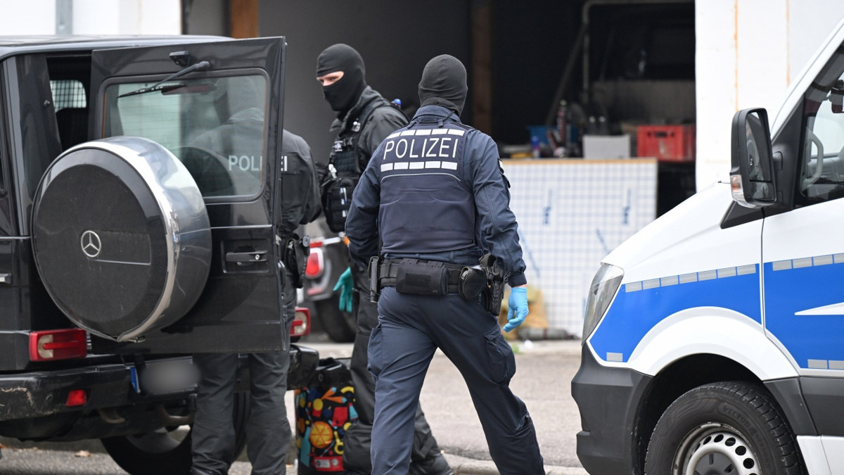 Einsatzkräfte der Polizei durchsuchen im baden-württembergischen Weil der Stadt ein Fahrzeug. - dpa