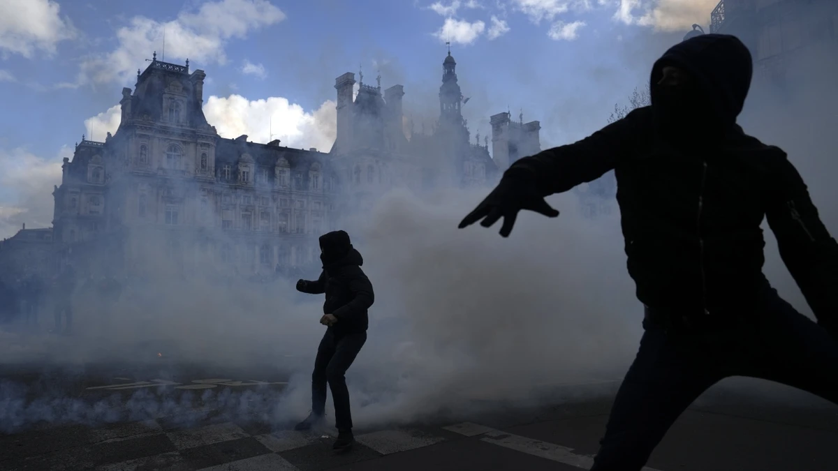 Paris: Jugendliche stoßen mit der Polizei während einer Demonstration zusammen. - dpa