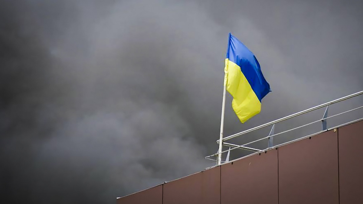 Foto der Regionalverwaltung Dnipropetrowsk: Ukrainische Flagge, Rauch nach russischem Raketenangriff - dpa