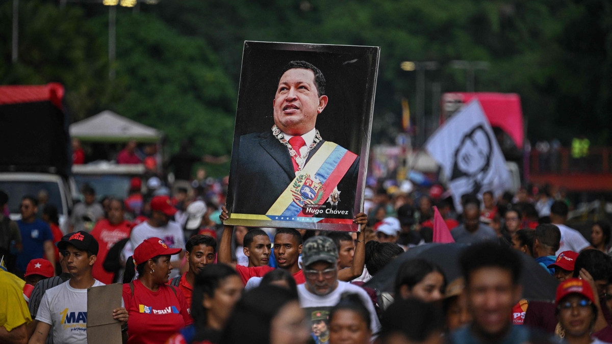 Untoter: Der venezolanische Präsident Hugo Chávez (1954-2013) wird von seinen Anhängern noch immer wie ein Messias verehrt, hier auf einer Demonstration im Juli 2025. - AFP