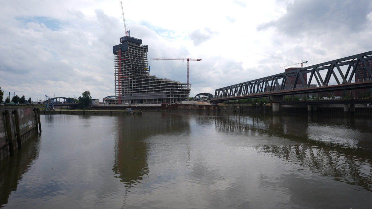 Unvollendet: Bauruine des Elbtowers in Hamburg - dpa