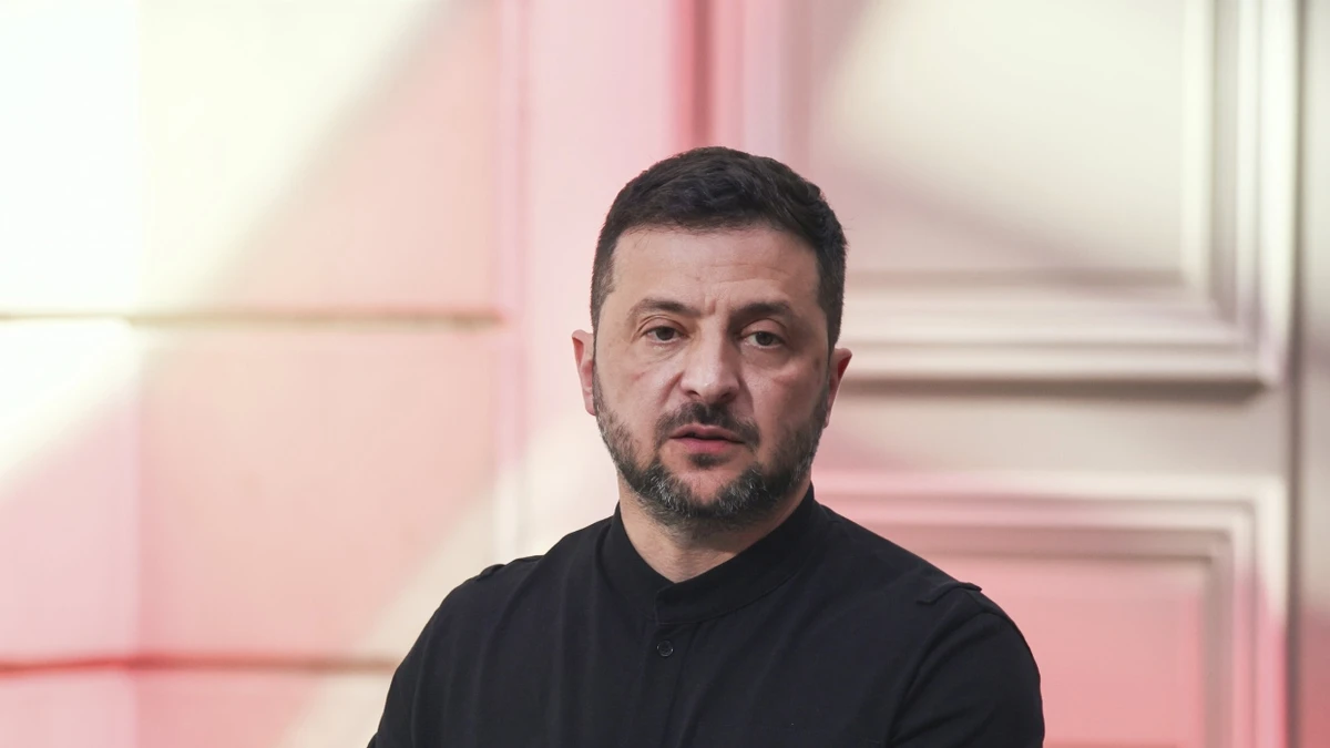 Der ukrainische Präsident Wolodymyr Selenskyj bei einer Pressekonferenz in Paris. - dpa