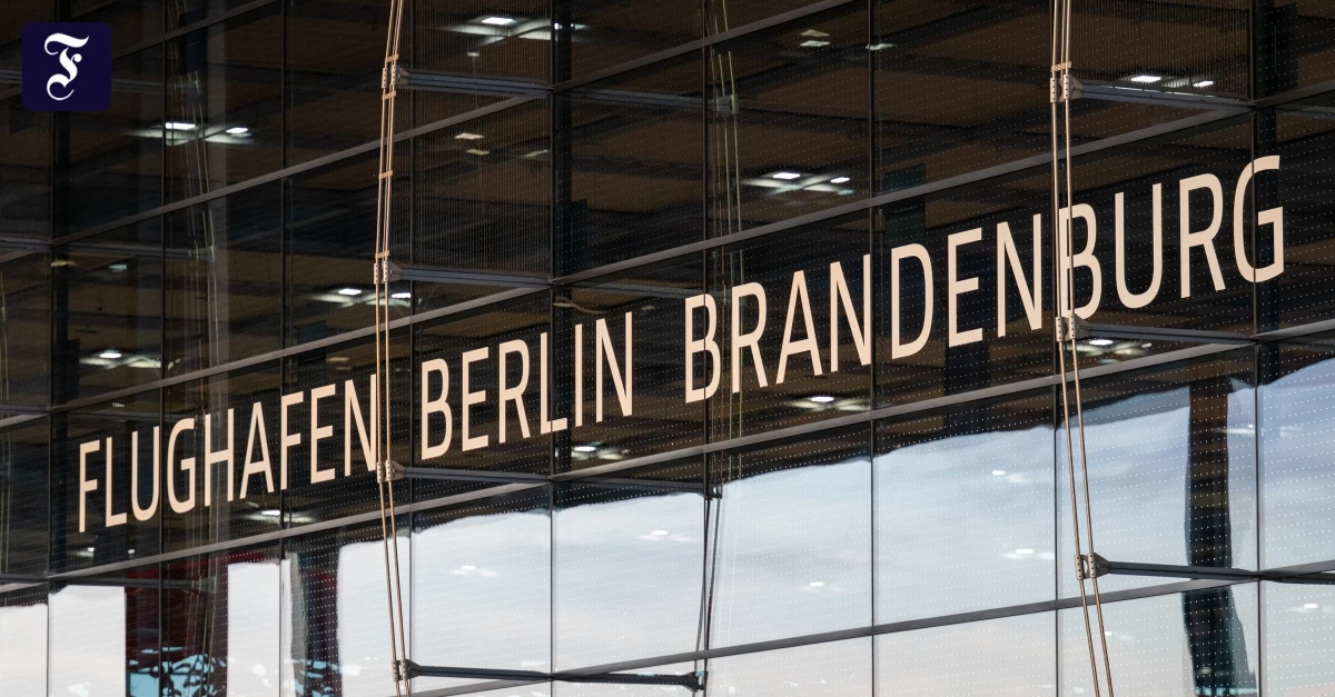 Ausfälle und Verspätungen: Gesichtete Drohne stört Betrieb am Berliner Flughafen