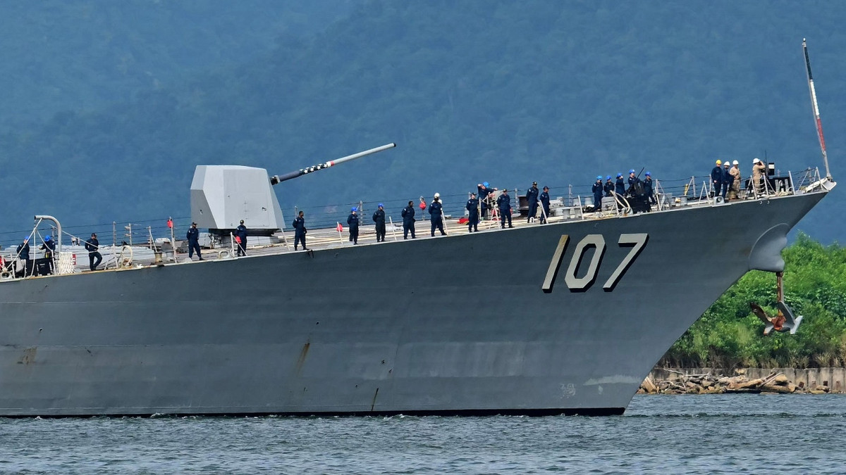 Besatzungsmitglieder der „USS Gravely“ stehen aufgereiht beim Einlaufen in den Hafen von Port of Spain, der Hauptstadt von Trinidad und Tobago. - AFP/Martin Bernetti