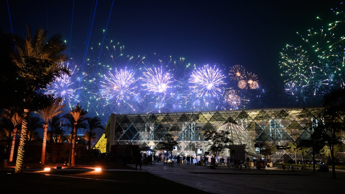 Ein Feuerwerk wird bei der Eröffnung des Großen Ägyptischen Museums in Kairo. - dpa