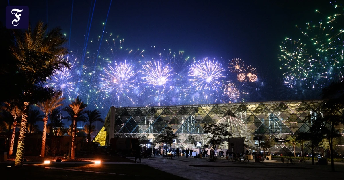 Mit Lichtshow und Tänzern: Ägypten weiht das Große Museum nahe den Pyramiden ein