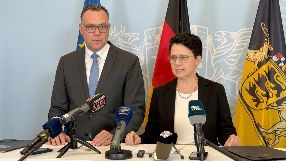Baden-Württembergs Migrationsstaatssekretär Siegfried Lorek und Justizministerin Marion Gentges (beide CDU) bei einer Pressekonferenz am Montag. - dpa